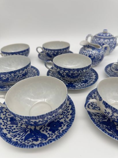 Ensemble comprenant sept tasses et six sous-tasses,...