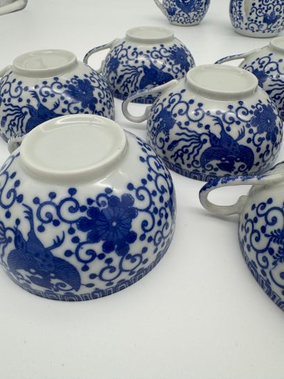 Ensemble comprenant sept tasses et six sous-tasses,...
