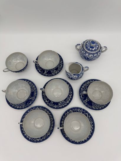 Ensemble comprenant sept tasses et six sous-tasses,...
