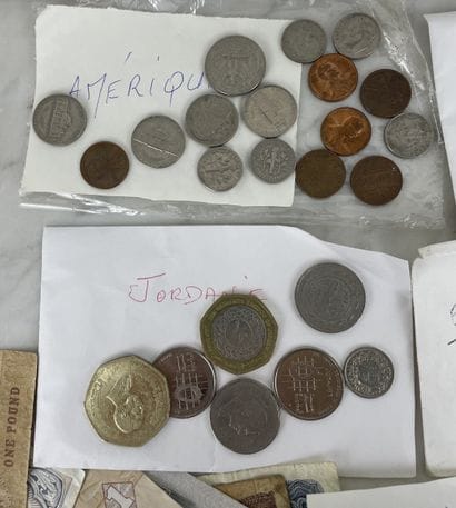 Lot de monnaies et billets du monde vrac...