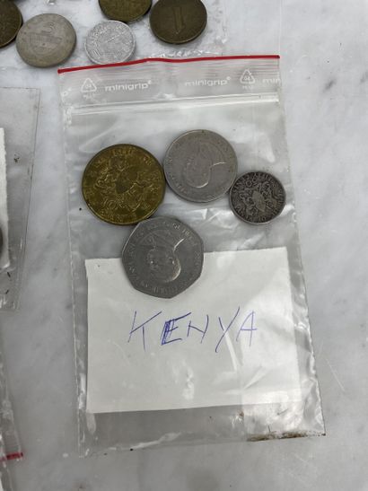 Lot de monnaies et billets du monde vrac...
