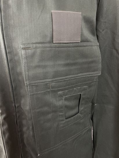 Lot de vêtements & équipements militaires...