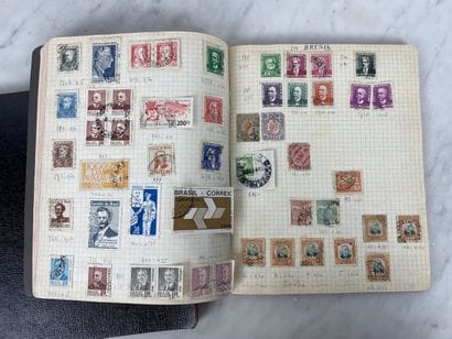 Deux albums de timbres-poste Collection internationale...