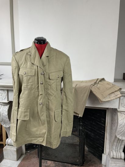 Lot de vêtements & effets militaires français...