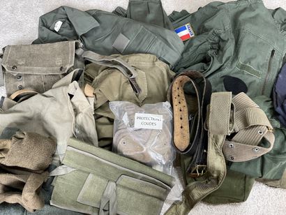 Lot de vêtements & équipements militaires...