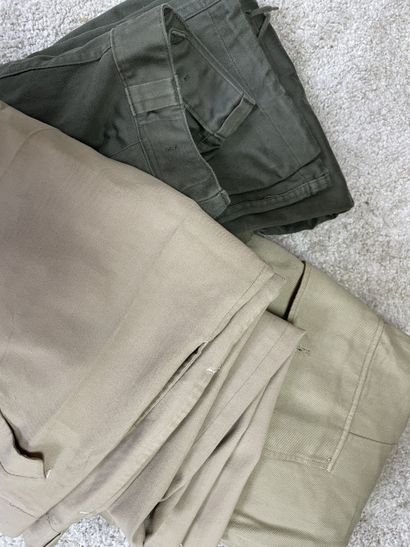 Lot de vêtements & effets militaires français...