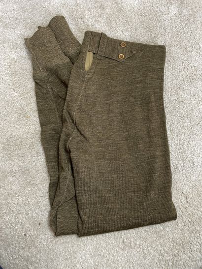 Lot de vêtements & effets militaires français...