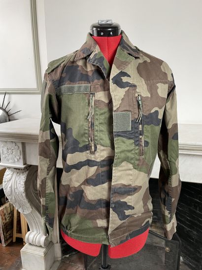 Ensemble de deux tenues camouflées modernes...