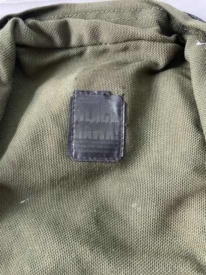 Lot de vêtements & équipements militaires...