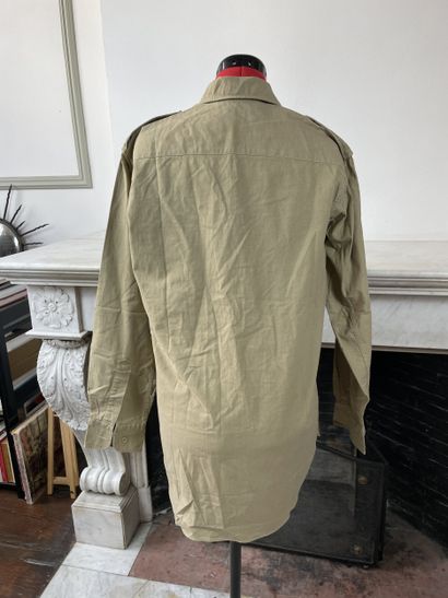 Lot de vêtements & effets militaires français...