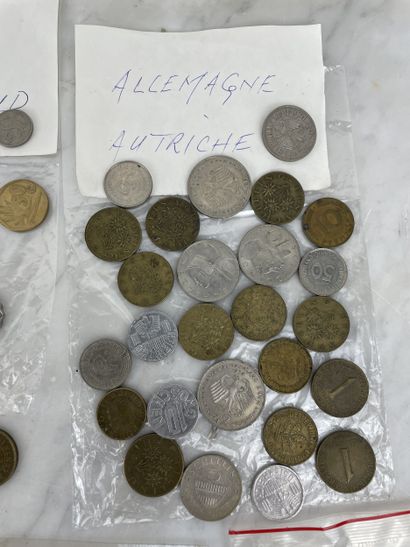 Lot de monnaies et billets du monde vrac...