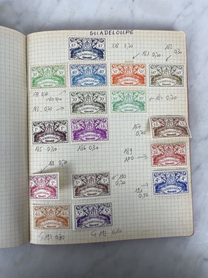 Deux albums de timbres-poste Collection internationale...