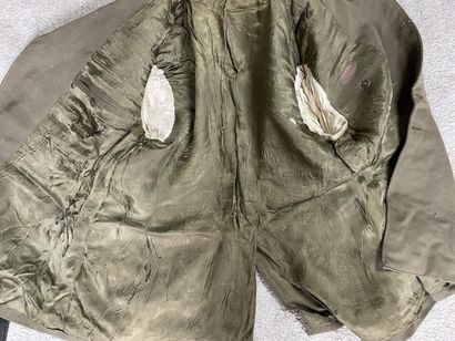 Lot de vêtements et accessoires militaires...