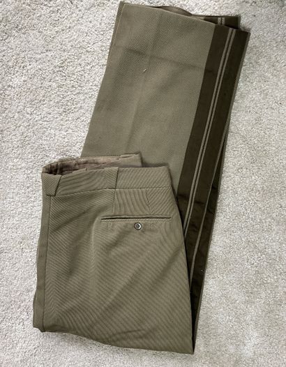 Lot de vêtements et accessoires militaires...