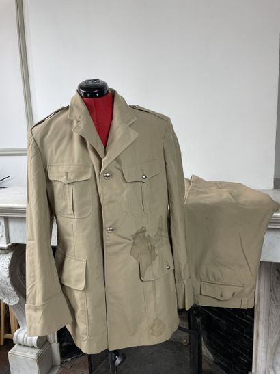 Lot de vêtements et accessoires militaires...