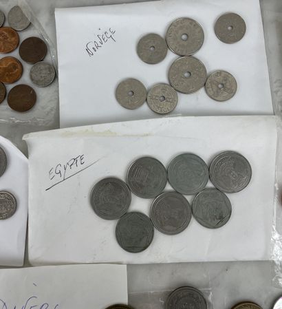 Lot de monnaies et billets du monde vrac...