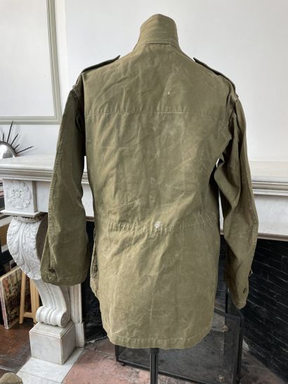 Lot de vêtements & équipements militaires...