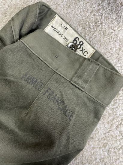 Lot de vêtements & effets militaires français...