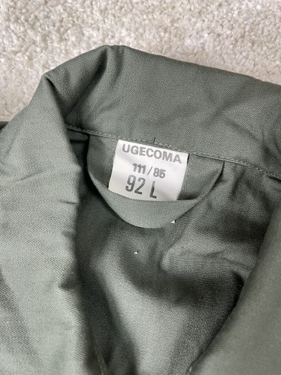 Lot de vêtements & équipements militaires...