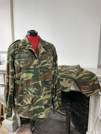 Ensemble de deux tenues camouflées modernes...