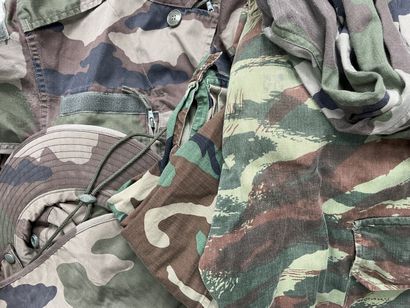 Ensemble de deux tenues camouflées modernes...