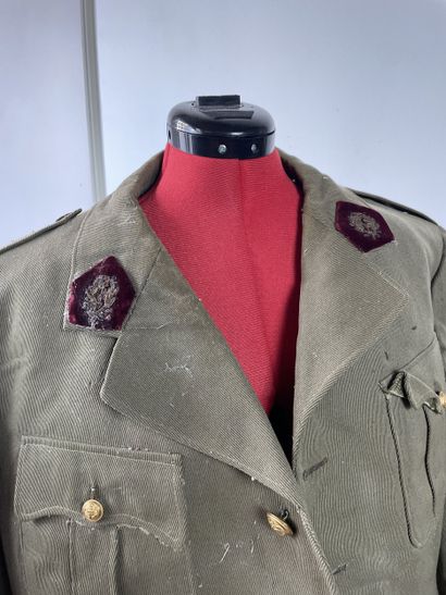 Lot de vêtements et accessoires militaires...