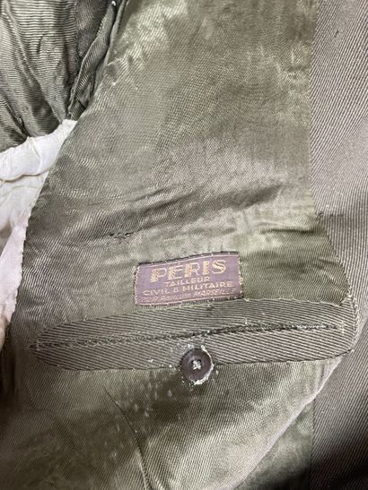 Lot de vêtements et accessoires militaires...