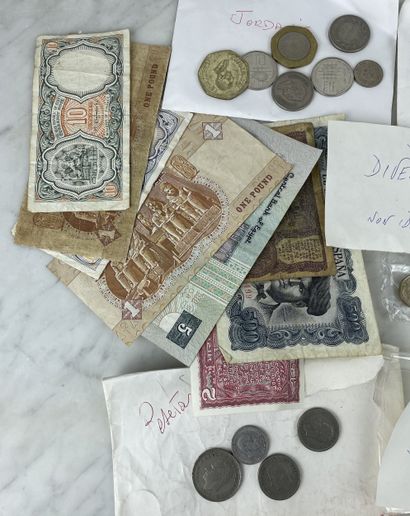 Lot de monnaies et billets du monde vrac...