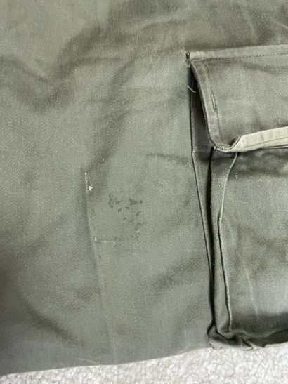 Lot de vêtements & effets militaires français...
