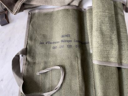 Lot de vêtements & équipements militaires...