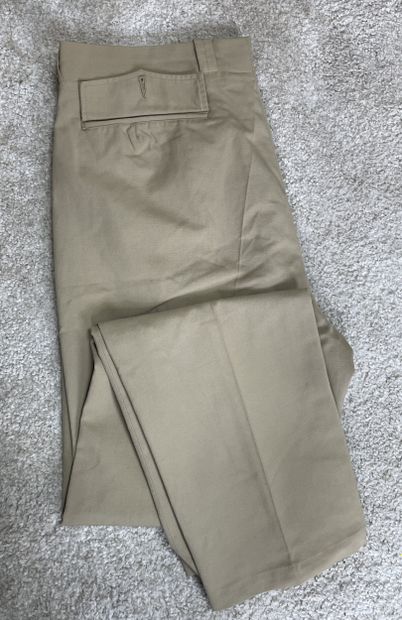 Lot de vêtements et accessoires militaires...