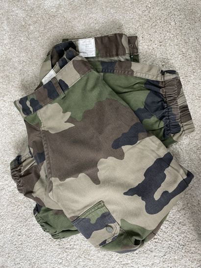 Ensemble de deux tenues camouflées modernes...