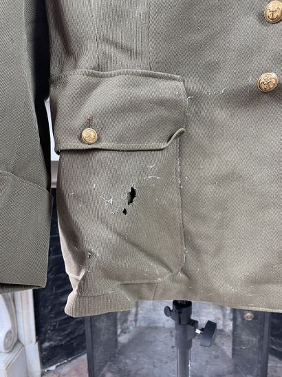 Lot de vêtements et accessoires militaires...