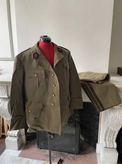 Lot de vêtements et accessoires militaires...