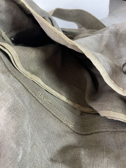 Lot de vêtements & effets militaires français...