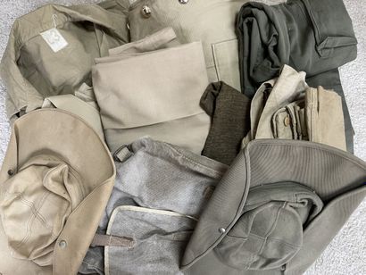 Lot de vêtements & effets militaires français...