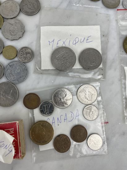 Lot de monnaies et billets du monde vrac...