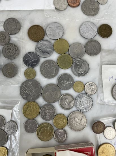 Lot de monnaies et billets du monde vrac...
