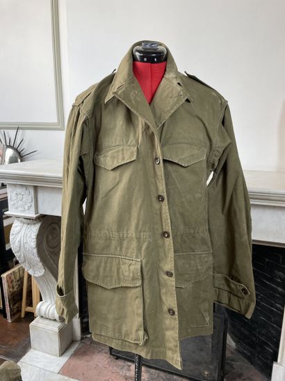 Lot de vêtements & équipements militaires...