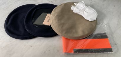 Lot de vêtements et accessoires militaires...
