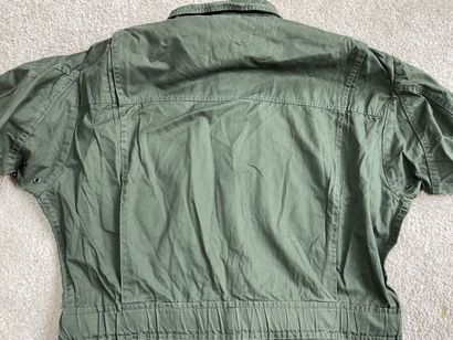 Lot de vêtements & équipements militaires...
