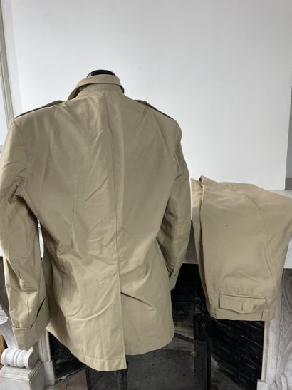 Lot de vêtements et accessoires militaires...