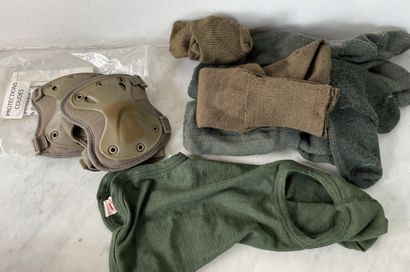 Lot de vêtements & équipements militaires...