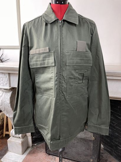 Lot de vêtements & équipements militaires...