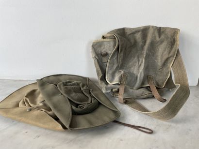 Lot de vêtements & effets militaires français...