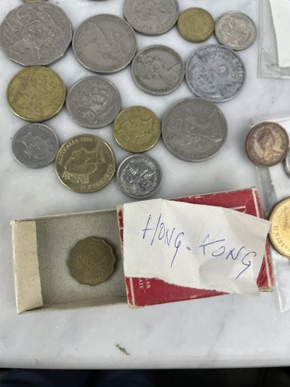Lot de monnaies et billets du monde vrac...
