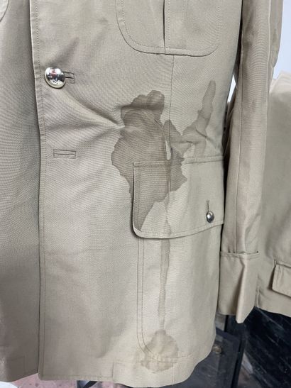 Lot de vêtements et accessoires militaires...