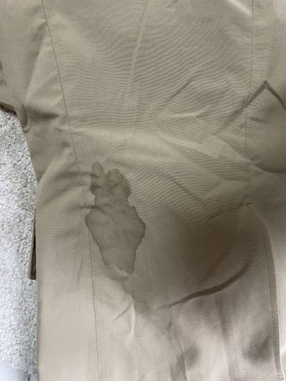 Lot de vêtements et accessoires militaires...