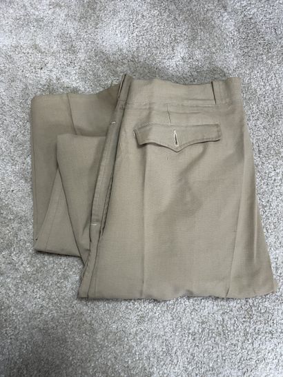 Lot de vêtements & effets militaires français...