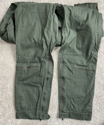 Lot de vêtements & équipements militaires...
